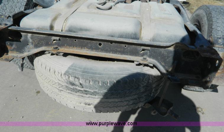 image for item K8224 1995 Ford F250 pickup truck cab and chassis