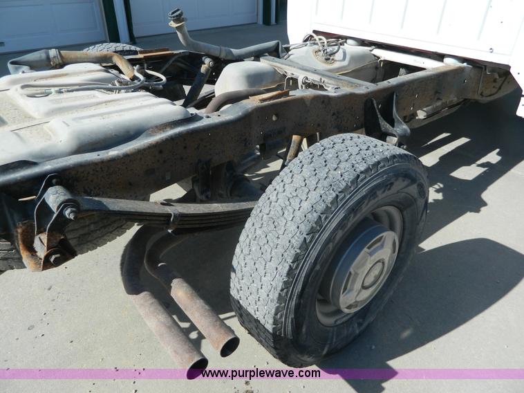 image for item K8224 1995 Ford F250 pickup truck cab and chassis