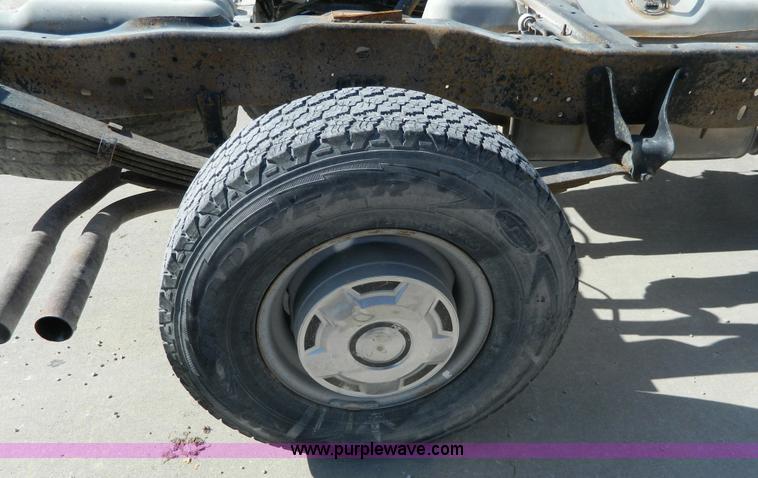 image for item K8224 1995 Ford F250 pickup truck cab and chassis