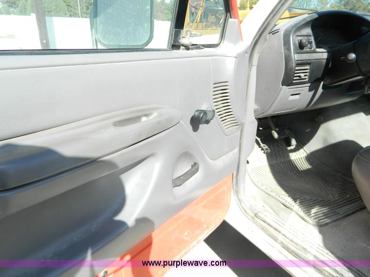 image for item K8224 1995 Ford F250 pickup truck cab and chassis