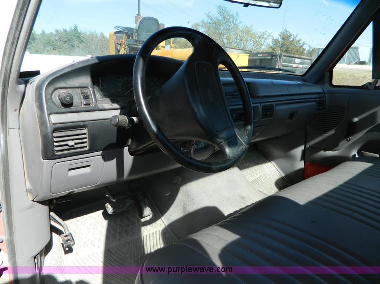 image for item K8224 1995 Ford F250 pickup truck cab and chassis