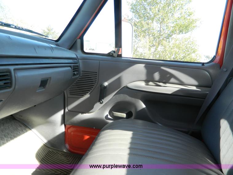 image for item K8224 1995 Ford F250 pickup truck cab and chassis