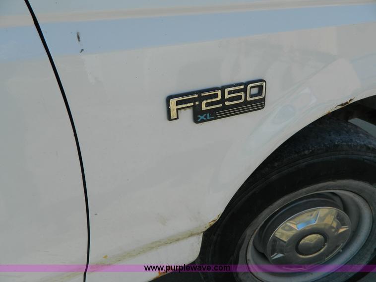 image for item K8224 1995 Ford F250 pickup truck cab and chassis