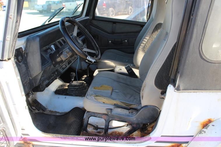 image for item L2447 1992 Jeep Wrangler Islander SUV