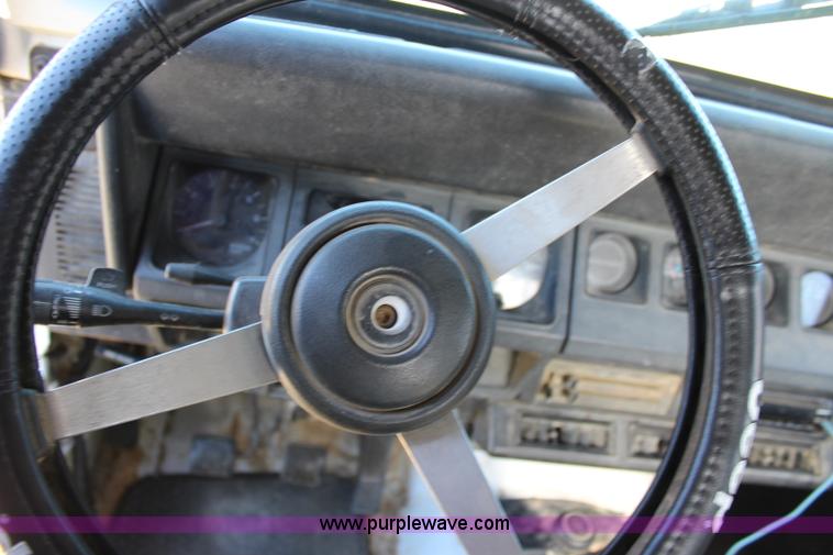 image for item L2447 1992 Jeep Wrangler Islander SUV