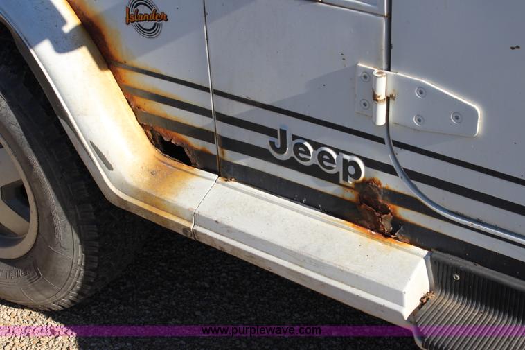 image for item L2447 1992 Jeep Wrangler Islander SUV