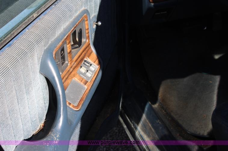 image for item L2448 1991 Pontiac Bonneville LE