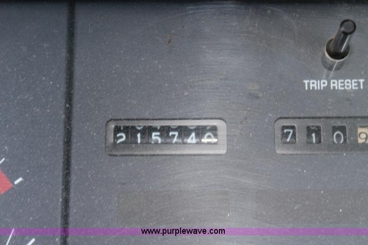 image for item L2448 1991 Pontiac Bonneville LE