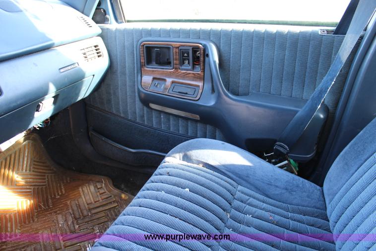 image for item L2448 1991 Pontiac Bonneville LE