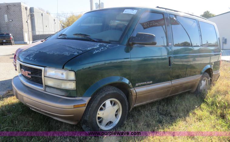 image for item L2454 1999 GMC Safari van