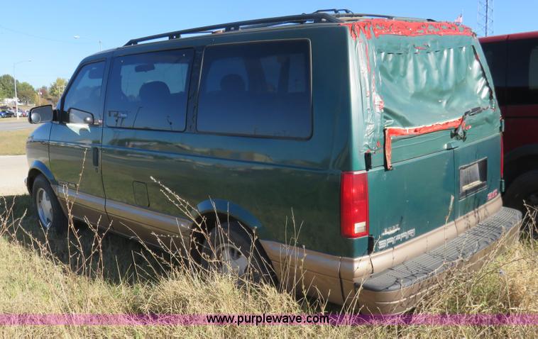 image for item L2454 1999 GMC Safari van