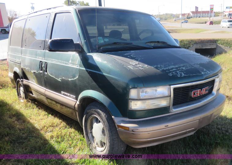 image for item L2454 1999 GMC Safari van