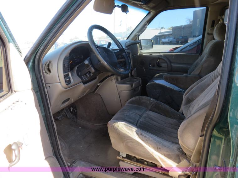 image for item L2454 1999 GMC Safari van