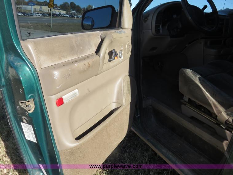 image for item L2454 1999 GMC Safari van