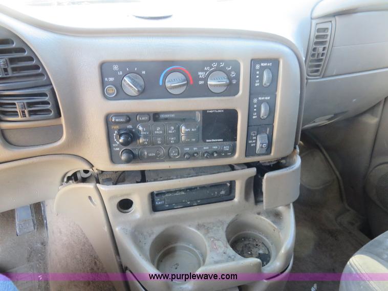 image for item L2454 1999 GMC Safari van