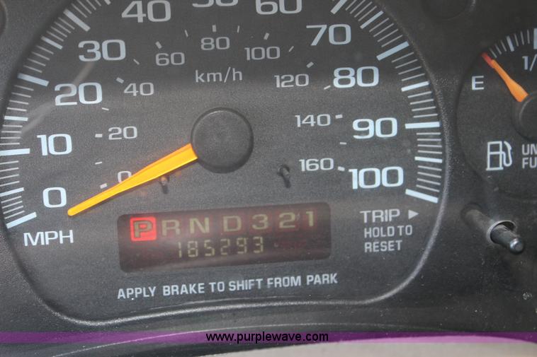 image for item L2454 1999 GMC Safari van