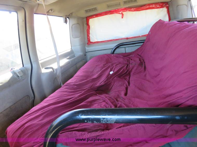 image for item L2454 1999 GMC Safari van