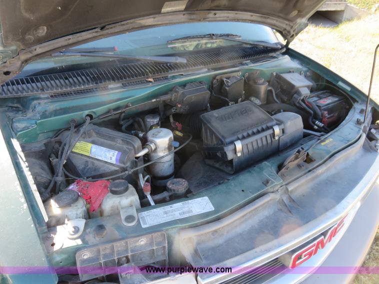 image for item L2454 1999 GMC Safari van