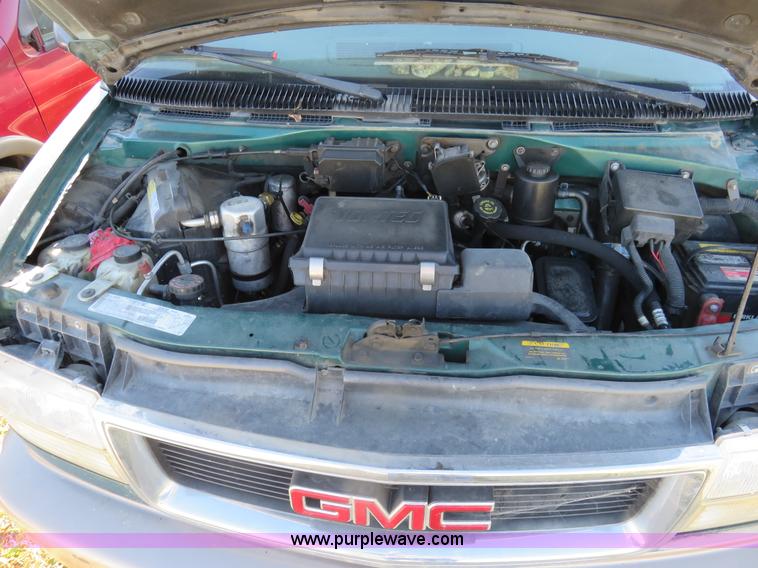 image for item L2454 1999 GMC Safari van