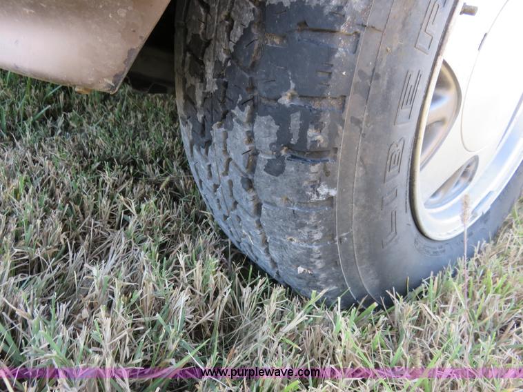 image for item L2454 1999 GMC Safari van