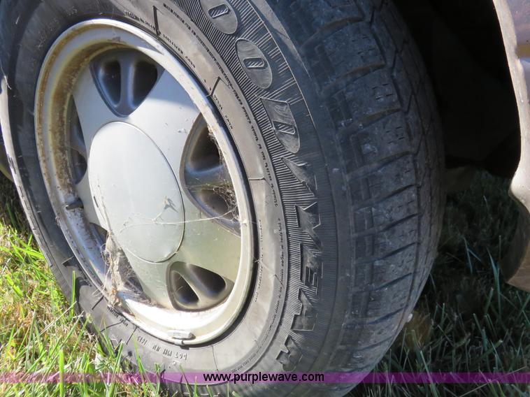 image for item L2454 1999 GMC Safari van