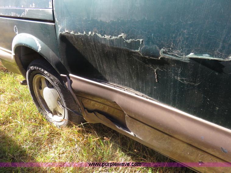 image for item L2454 1999 GMC Safari van