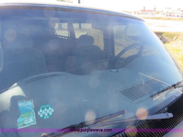 image for item L2454 1999 GMC Safari van