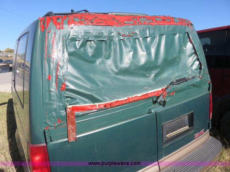 image for item L2454 1999 GMC Safari van