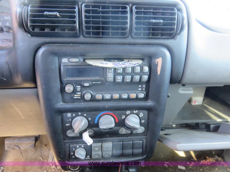 image for item L2455 2000 Pontiac Montana van