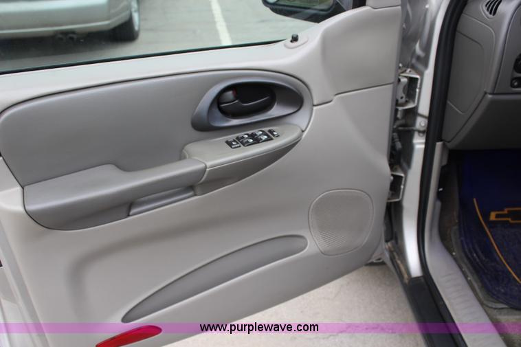 image for item L2472 2004 Chevrolet TrailBlazer EXT SUV