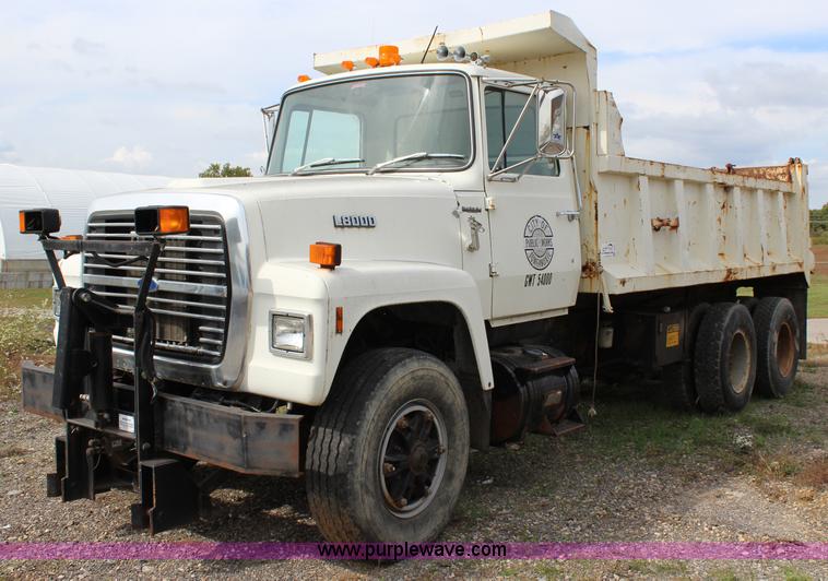 image for item L2473 1987 Ford L8000 dump truck