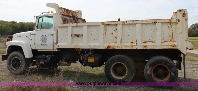 image for item L2473 1987 Ford L8000 dump truck