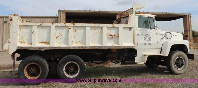 image for item L2473 1987 Ford L8000 dump truck