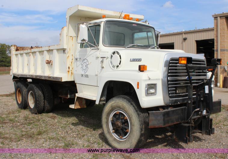 image for item L2473 1987 Ford L8000 dump truck