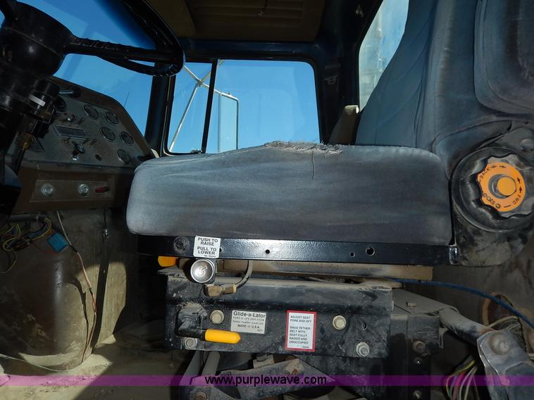 image for item L3506 1996 Ford LTA9000 AeroMax 106 semi truck