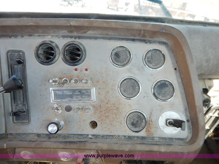 image for item L3506 1996 Ford LTA9000 AeroMax 106 semi truck