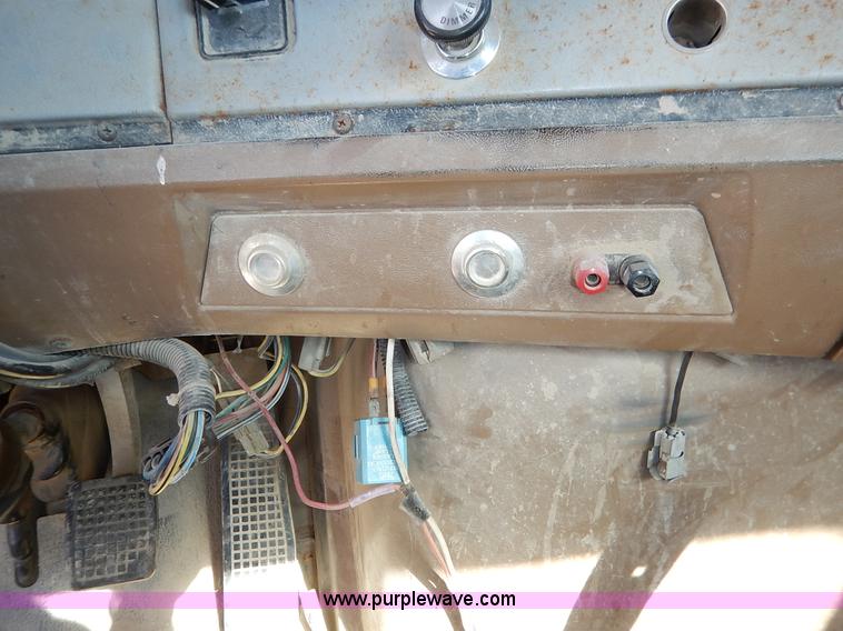 image for item L3506 1996 Ford LTA9000 AeroMax 106 semi truck