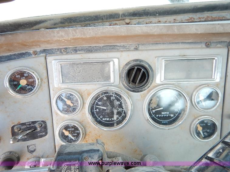 image for item L3506 1996 Ford LTA9000 AeroMax 106 semi truck