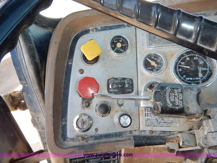 image for item L3506 1996 Ford LTA9000 AeroMax 106 semi truck