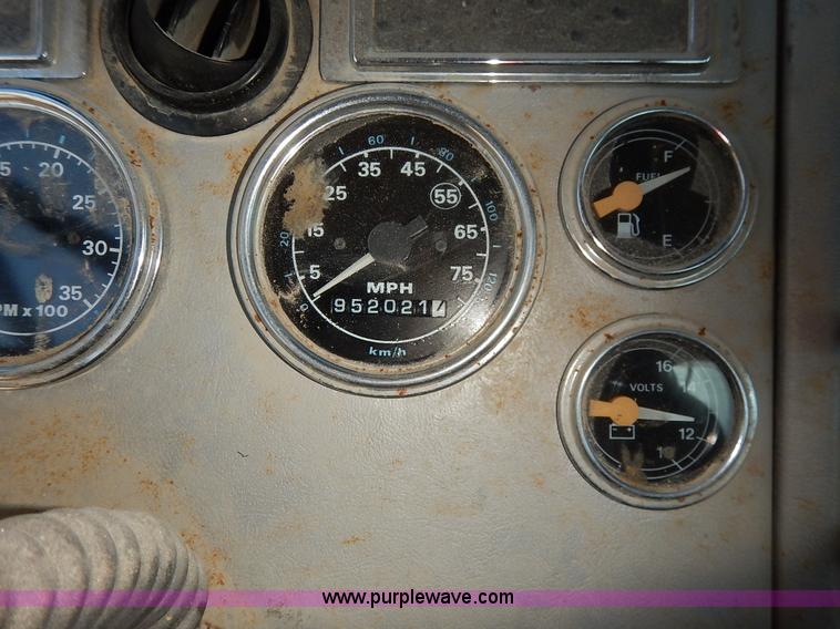 image for item L3506 1996 Ford LTA9000 AeroMax 106 semi truck