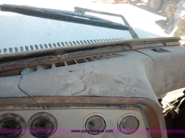 image for item L3506 1996 Ford LTA9000 AeroMax 106 semi truck