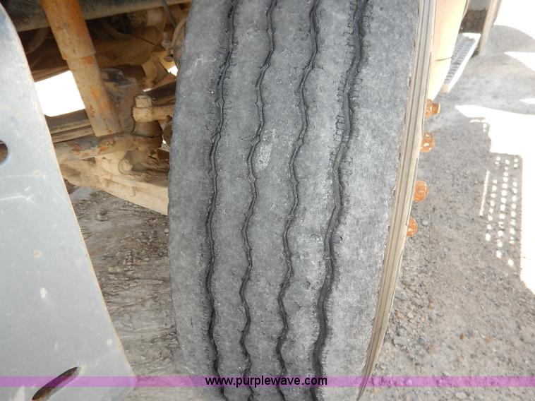 image for item L3506 1996 Ford LTA9000 AeroMax 106 semi truck