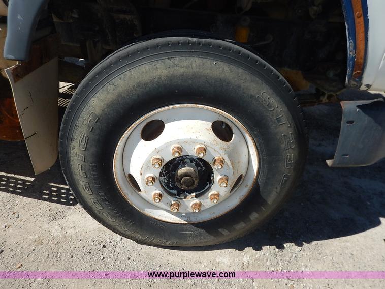 image for item L3506 1996 Ford LTA9000 AeroMax 106 semi truck