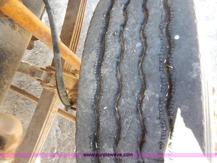 image for item L3506 1996 Ford LTA9000 AeroMax 106 semi truck