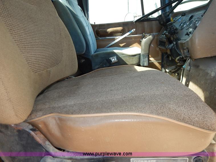 image for item L3506 1996 Ford LTA9000 AeroMax 106 semi truck