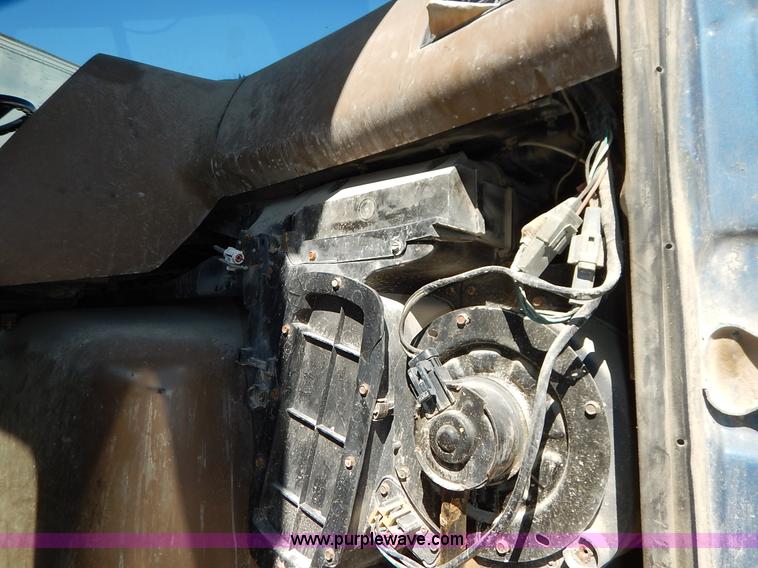 image for item L3506 1996 Ford LTA9000 AeroMax 106 semi truck