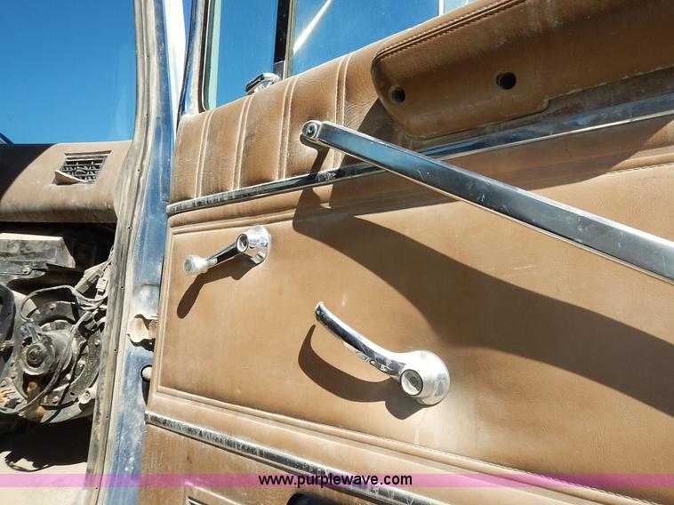 image for item L3506 1996 Ford LTA9000 AeroMax 106 semi truck