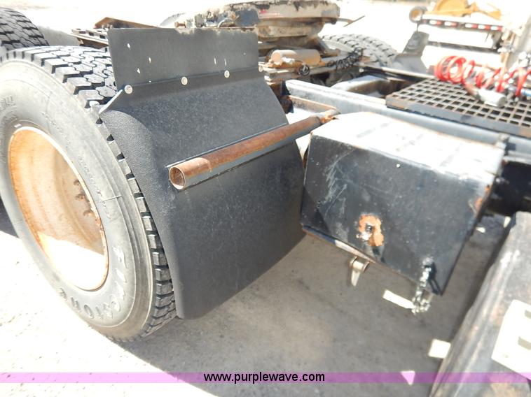 image for item L3506 1996 Ford LTA9000 AeroMax 106 semi truck