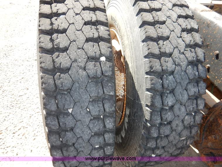 image for item L3506 1996 Ford LTA9000 AeroMax 106 semi truck