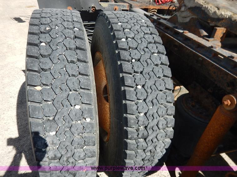 image for item L3506 1996 Ford LTA9000 AeroMax 106 semi truck